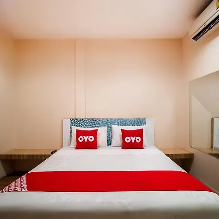 Vaccinated Staff - Oyo 645 Baan Ruangrungroj Hotel 2*