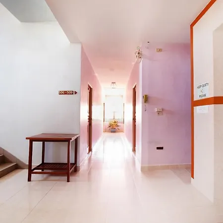 โรงแรม Oyo 1065 Greenery House 2*