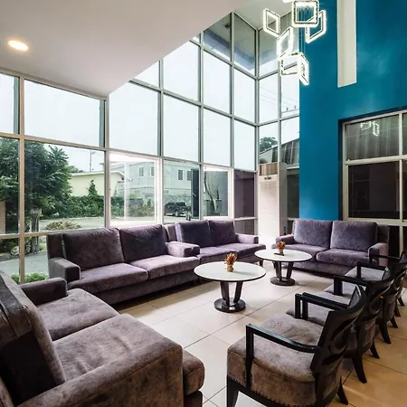 โรงแรม Oyo 1126 Curve Boutique 3*