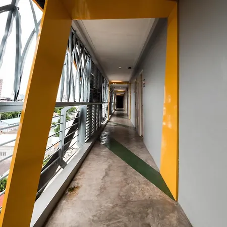 โรงแรม Oyo 1126 Curve Boutique 3*