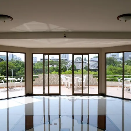 Dee Budget Hotel by Dang โรงแรมดีบัดเจดโฮเทลพัทยาบายแดง อพาร์ตโฮเทล