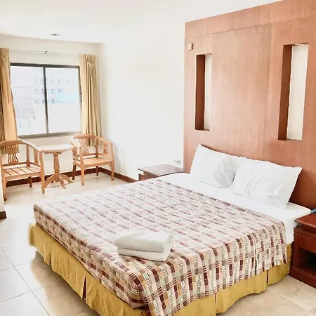 อพาร์ตโฮเทล Dee Budget Hotel by Dang โรงแรมดีบัดเจดโฮเทลพัทยาบายแดง Pattaya