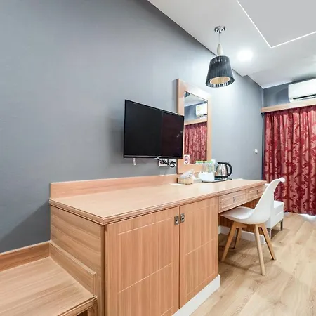 โรงแรม Oyo 1126 Curve Boutique 3*