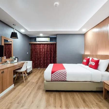 Oyo 1126 Curve Boutique โรงแรม 3*