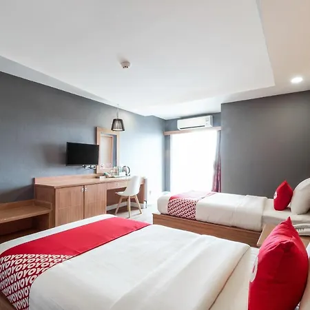โรงแรม Oyo 1126 Curve Boutique 3*