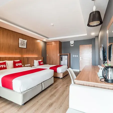 โรงแรม Oyo 1126 Curve Boutique 3*