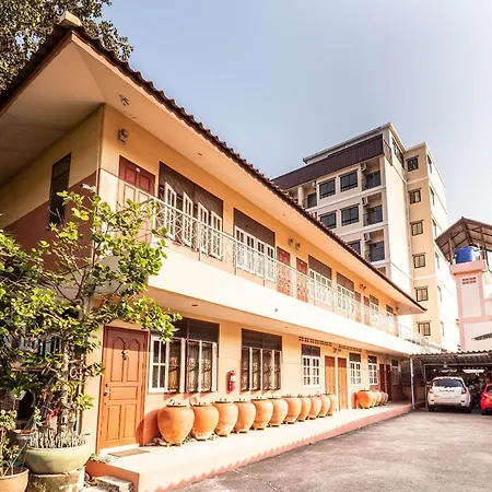Vaccinated Staff - Oyo 645 Baan Ruangrungroj Hotel 2*