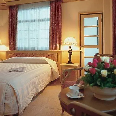 Golden Cliff House 3*