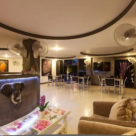 อพาร์ตโฮเทล Nayo Royals Pattaya