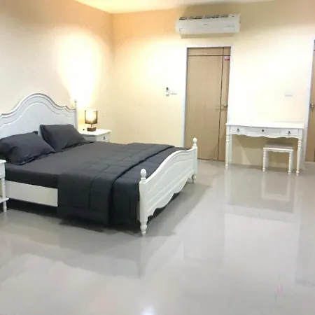 Tuga's Bar And ที่พัก