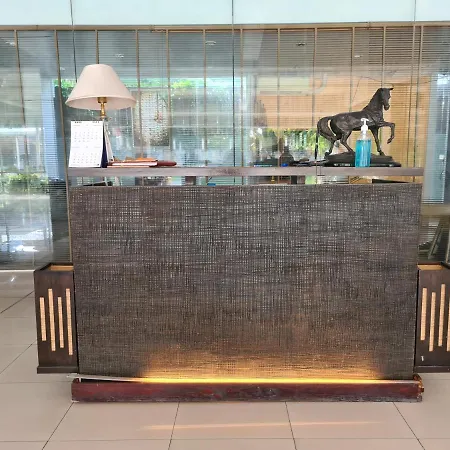 Leela One โรงแรม 2*