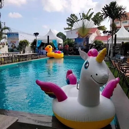 Cozy โรงแรม 3*