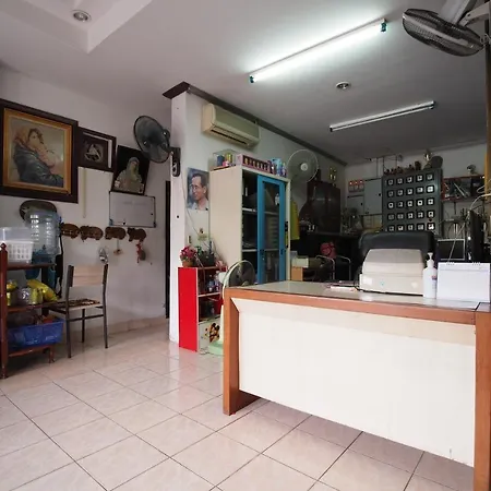 Oyo 1004 Naklua Mansion โรงแรม 2*