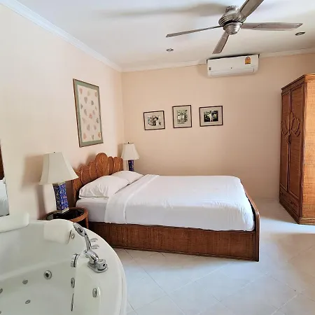 Hotel Butterfly Garden Boutique Residence: Luxury With Baths Pattaya