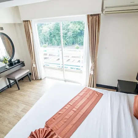 Sea Breeze Jomtien โรงแรม 4*