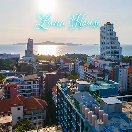 วันหยุดที่บ้าน 4 Bedroom Town With Private Pool Pattaya