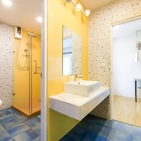 โรงแรม The Story Poshtel 2*