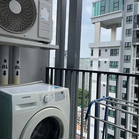 The Base Central ถูกและดี Aparthotel