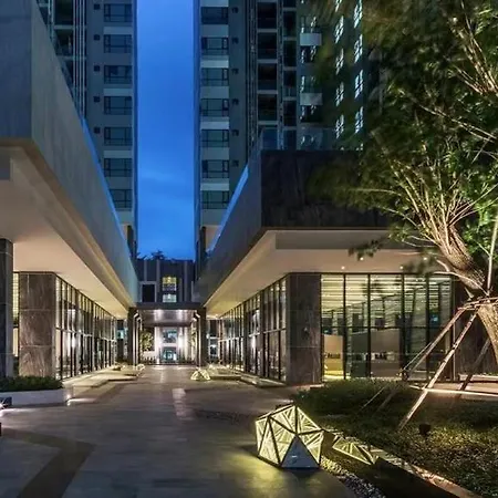 The Base Central ถูกและดี Aparthotel