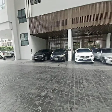 The Base Central ถูกและดี Aparthotel *