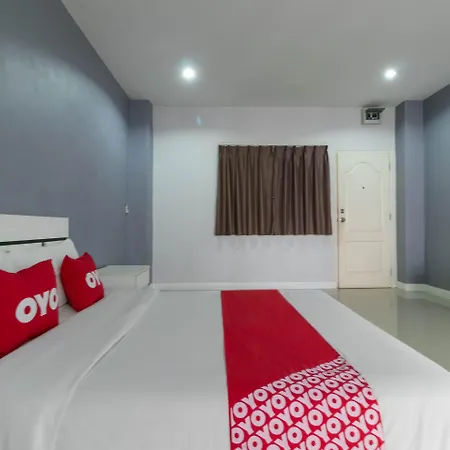 โรงแรม โอโย 75389 แพนโดร่า เฮาส์ 2*