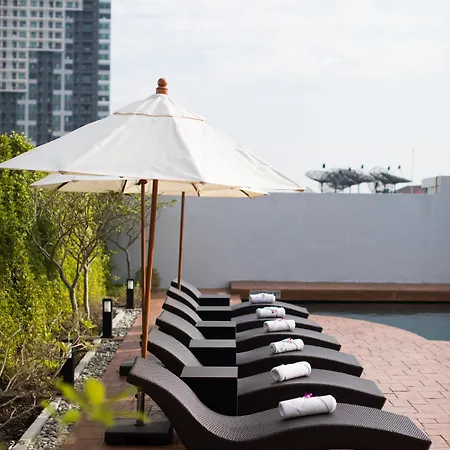 โรงแรม Journeyhub 4*