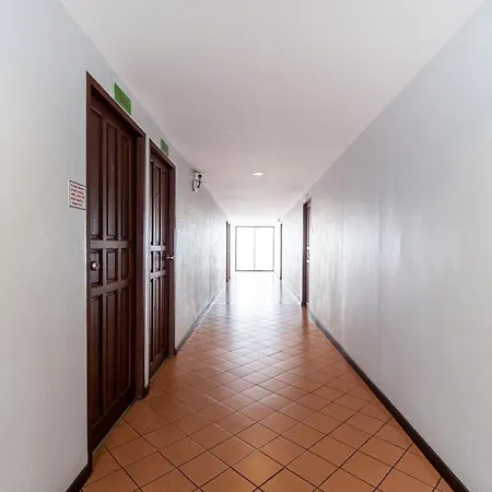 Reddoorz The Modern Place @ Hotel 3*