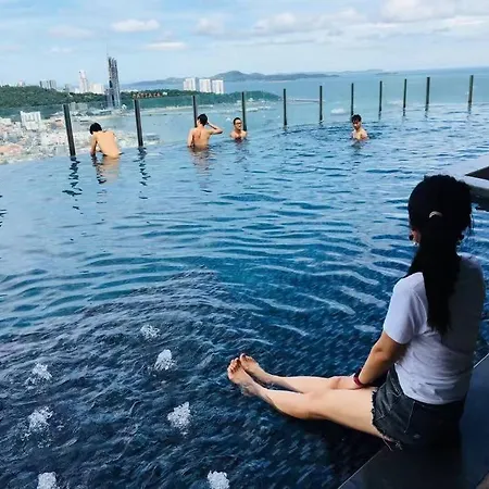 泰国芭提雅thebase无边游泳池公寓 *