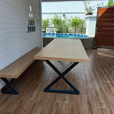 近步行街独栋泳池别墅 Pattaya