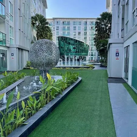 Stylish With Blazing Fast Fiber Internet, Pool, Sauna, Steam Room, Gym - Guest Friendly