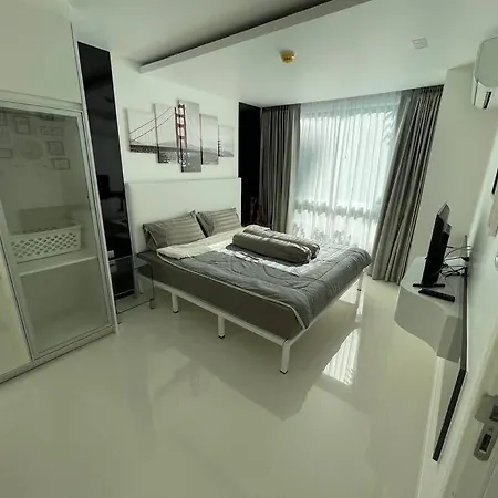 Stylish With Blazing Fast Fiber Internet, Pool, Sauna, Steam Room, Gym - Guest Friendly *