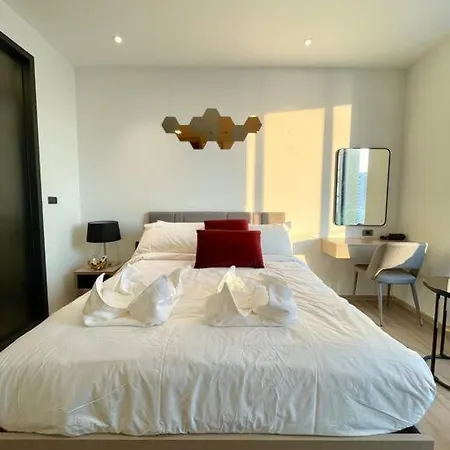 The Edge High Floor-central With Sunset View Apartment