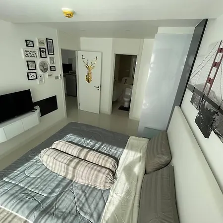 Stylish With Blazing Fast Fiber Internet, Pool, Sauna, Steam Room, Gym - Guest Friendly Apartment *