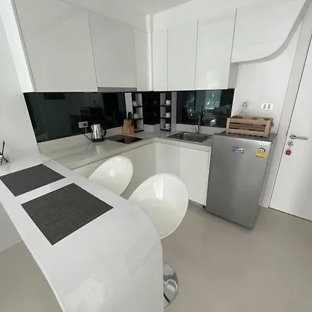 Stylish With Blazing Fast Fiber Internet, Pool, Sauna, Steam Room, Gym - Guest Friendly Apartment Pattaya
