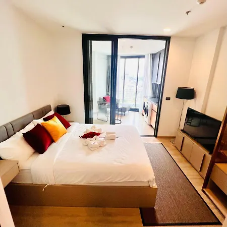 Luxurious Edge 1-br W/infinity Pool & Vip Lounge Apartment Pattaya