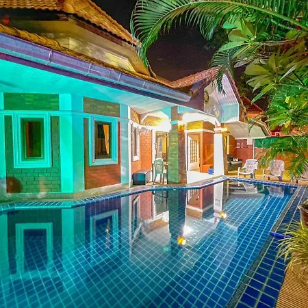 Garden - House Walking Street 4 Bedrooms Villa Pattaya