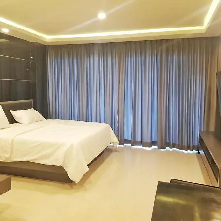 Grand Avenue By Yuli Apartment