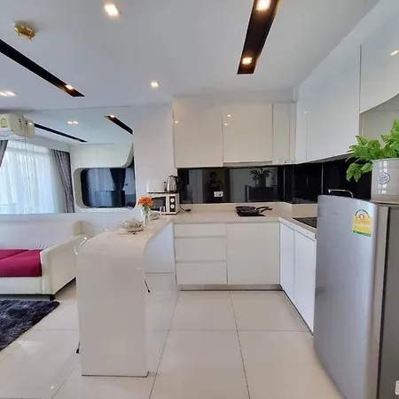 Apartment Luxury Spacious 1br With Balcony