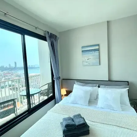 The Base Long Balcony King-bed With Infinity Pool & Free Netflix Apartment Pattaya