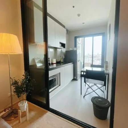 The Base Long Balcony King-bed With Infinity Pool & Free Netflix Apartment