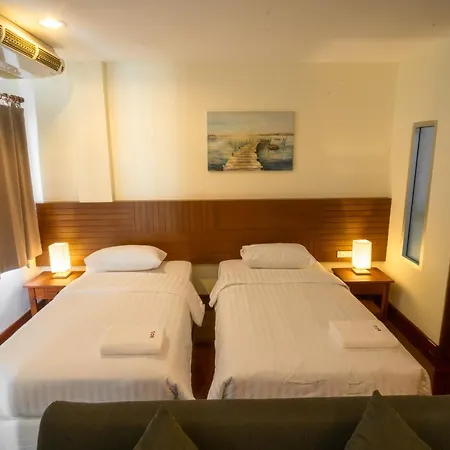 โรงแรม Baan Chuan Chom *
