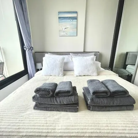 อพาร์ทเม้น The Base Long Balcony King-bed With Infinity Pool & Free Netflix Pattaya