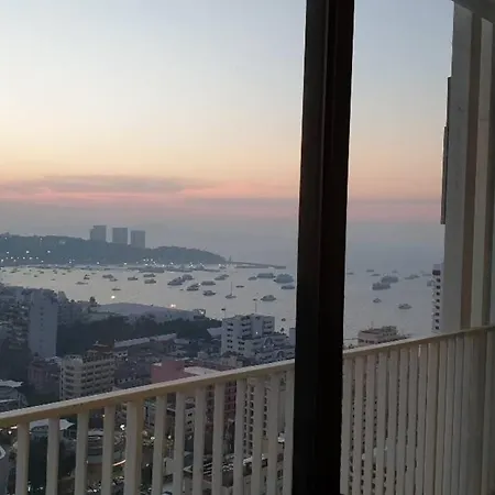 อพาร์ทเม้น The Base Long Balcony King-bed With Infinity Pool & Free Netflix Pattaya