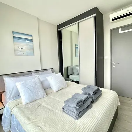 The Base Long Balcony King-bed With Infinity Pool & Free Netflix