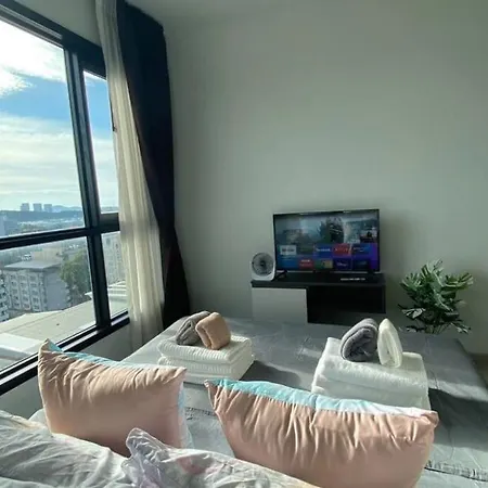 อพาร์ทเม้น Base Quiet King-bed With Infinity Pool & Free Netflix! *