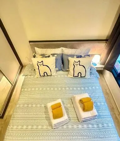 อพาร์ทเม้น The Base Quiet King-bed With Infinity Pool & Free Netflix *