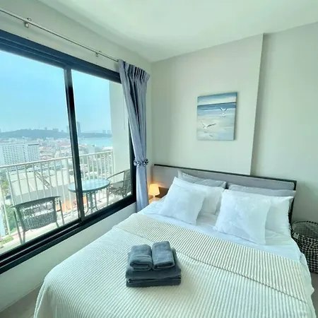อพาร์ทเม้น The Base Long Balcony King-bed With Infinity Pool & Free Netflix *