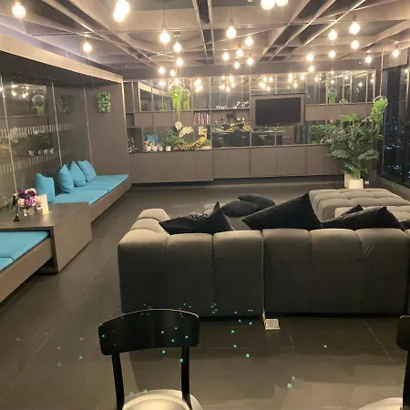 Base Aparthotel *