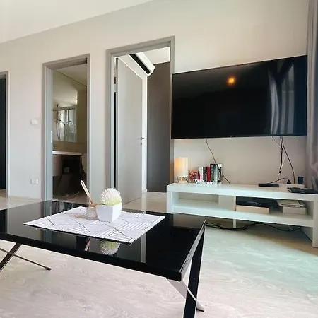 Base Huge 2bed King&queen With Infinity Pool & Free Netflix!