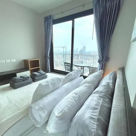 The Base Long Balcony King-bed With Infinity Pool & Free Netflix Apartment *